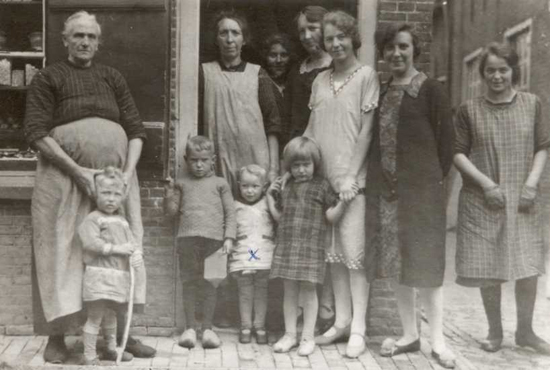 Enkele vrouwen voor het winkeltje aan de Hoogstraat in Werkendam. Copyright Uit het boek Meuzziken in Argentini. 