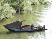 Drijverschuit in De Biesbosch anno 2004, vissen met een hengeltje in plaats van netten. Copyright: Henk van de Graaf/www.stockburo.nl 