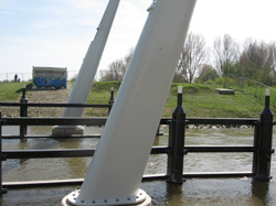 Brug over de Vlij in aanbouw. Copyright Stichting Het Wantij.