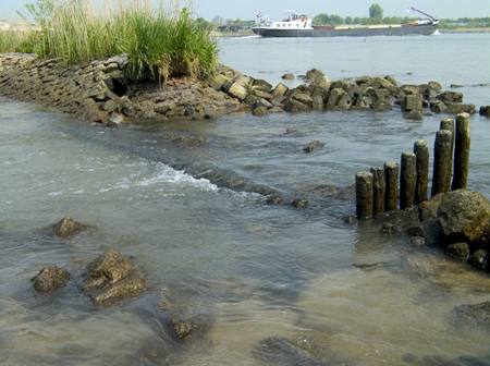 Uitgespoelde pier aan de Beneden Merwede. Copyright Henk van de Graaf.