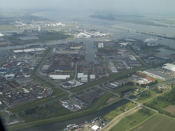 Chemie aan de Moerdijk. Copyright Henk van de Graaf.