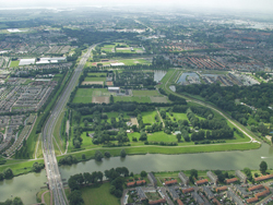 Wantij ter hoogte van de N3 brug. Helemaal rechts de Vlij met in de monding de brug locatie. Copyright Henk van de Graaf.