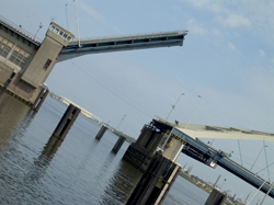 De brug der zuchten over de Beneden Merwede (Papendrecht/dordrecht). Copyright Henk van de Graaf.