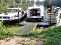 Drie plezierbootjes afgemeerd aan de kanosteiger in de Aakvlaai. Copyright Ton Frijters.