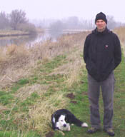 Sjaco van de Merwe met de hond Tim, getraind om schapen te hoeden.