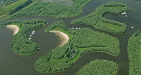 Eilandjes met strand in de Aakvlaai. Copyright Henk van de Graaf.