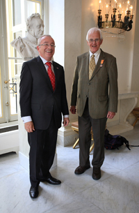 Burgemeester Bandell met Jan Koolen. Copyright Jacques van der Neut.