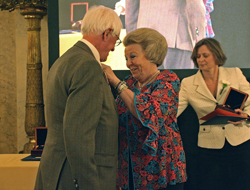 Koningin Beatrix spelt de Zilveren Anjer op bij Jan Kolen. Copyright Jacques van der Neut.