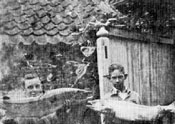 R.van den Bout (R) en P.C.Swets 1943 met de laatste twee grote zalmen. Copyright: Historische vereniging Hardinxveld-Giessendam.