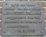 Plaquettes aan de Hervorme Kerk in Sliedrecht en de voormalige School met de Bijbel in Hardinxveld-Giessendam herinneren aan de dramatische razzia van 16 mei 1944.