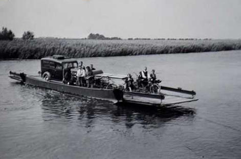 Pontje Boomgat met auto en passagiers, Copyright Lies Polak.