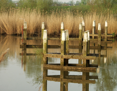 Meerpalen bij de brug over het wantij. Copyright HenkvandeGraaf/www.stockburo.nl