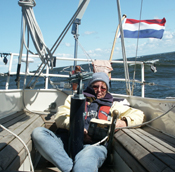 Valentine in de kuip van de zeilboot 'Vuilbaard' tussen Venspils( Letland) en Kleipeda (Litouwen) tijdens haar wacht.